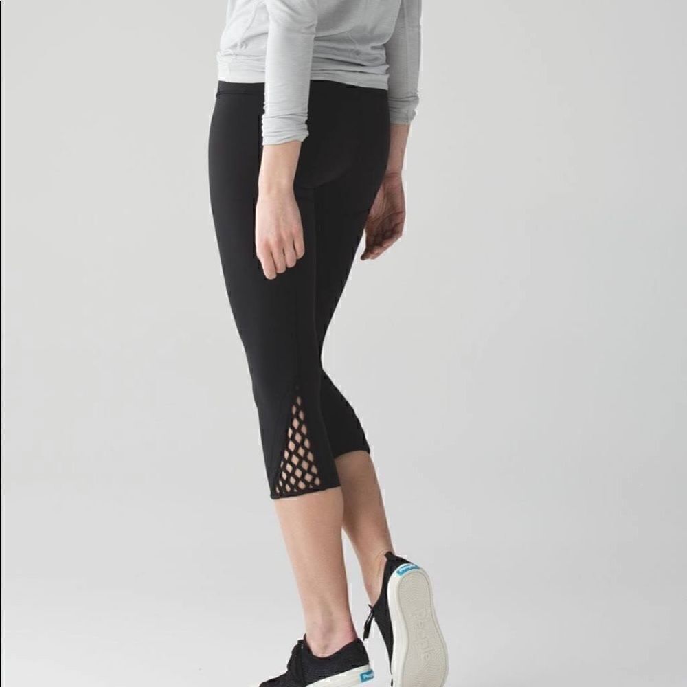 Lululemon Crop Womens 4 True Self II Crop Black Woven Hem Detail Yoga Pilates - Picture 3 of 8